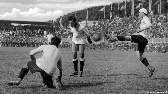 Arthur Friedenreich, primeiro ídolo nacional do futebol brasileiro, cabeceia a bola na final do Sul-Americano de 1919.