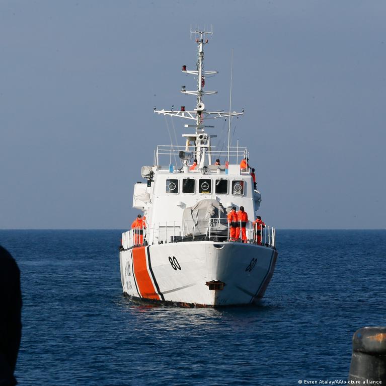 Kıbrıs-Mersin seferini yapan yolcu gemisi alabora oldu