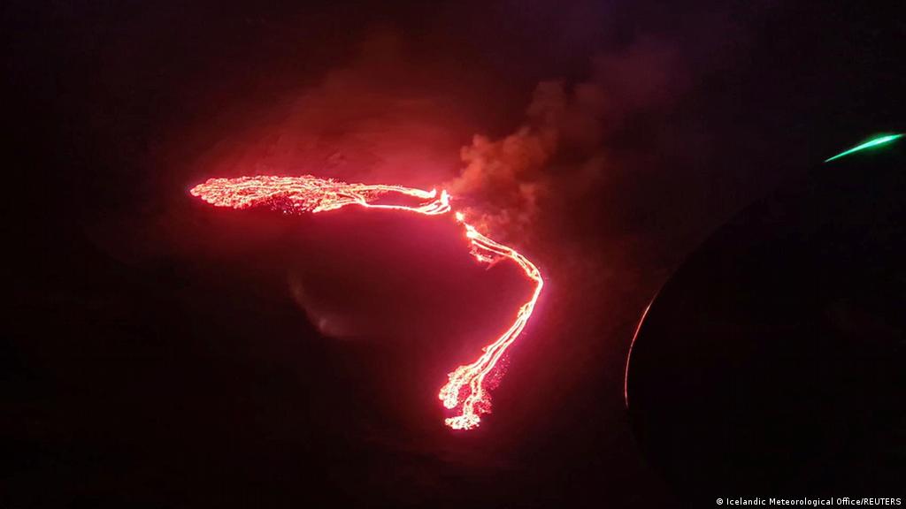 Iceland Halts Air Travel Following Volcanic Eruption News Dw 19 03 2021