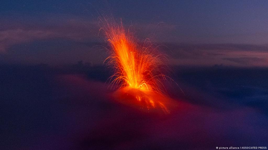 Volcán de Fuego registra hasta once erupciones por hora | Las noticias y  análisis más importantes en América Latina | DW 