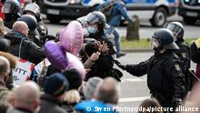 Einsatzkräfte der Polizei halten bei einer Kundgebung unter dem Motto «Freie Bürger Kassel - Grundrechte und Demokratie» Teilnehmer. Eine Demonstration gegen die Corona-Maßnahmen ist unter Auflagen erlaubt worden. +++ dpa-Bildfunk +++
