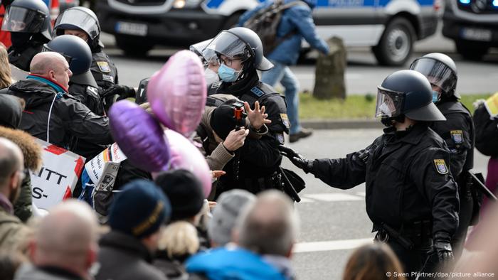 Deutschland Gewalt bei Demo gegen Corona-Maßnahmen in Kassel