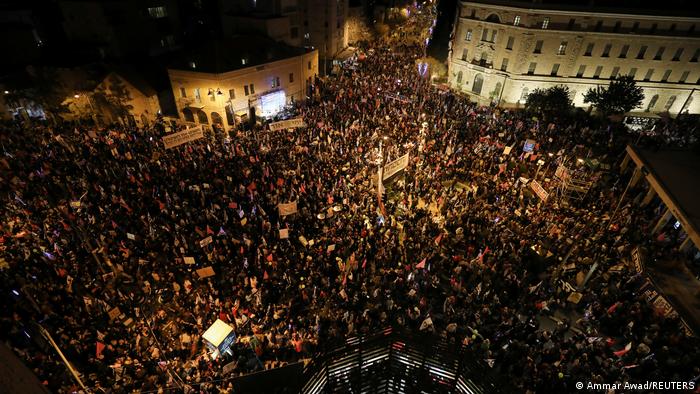 Israel: Thousands protest against PM Netanyahu ahead of polls | News | DW |  21.03.2021