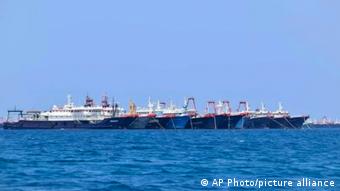 Philippinen | Über 220 chinesischen Schiffe am 7. März 2021 am Pfingstriff im Südchinesischen Meer festgemacht