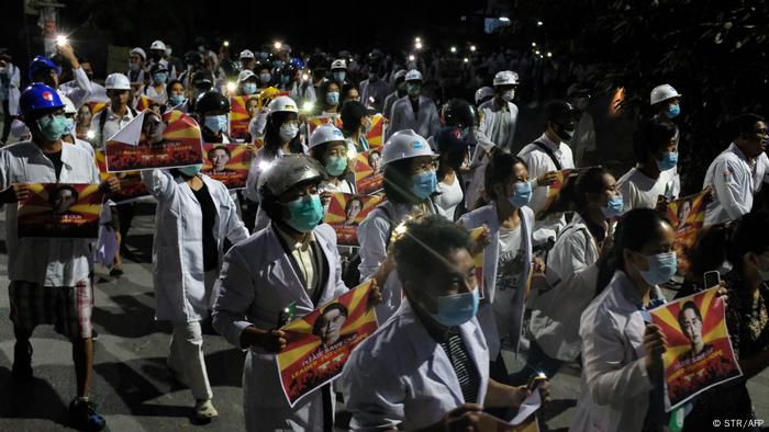 Myanmar Doctors And Nurses Stage Dawn Rally Against Coup News Dw 21 03 21