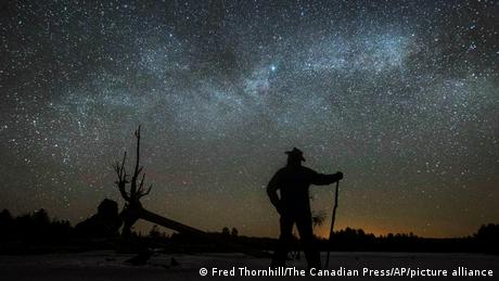 La franja de la Vía Láctea se extiende por el cielo de Canadá como polvo de diamantes esparcido al azar. 