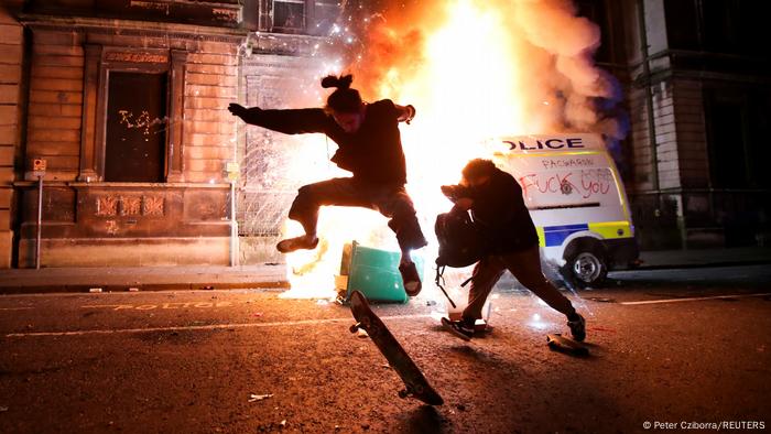 Un grupo de manifestantes ataca a la policía en la ciudad inglesa de Bristol  | Europa al día | DW | 22.03.2021