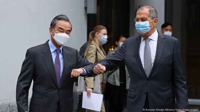 Wang Yi (izqda.) y Lavrov.