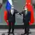 El ministro de RR. EE. ruso, Serguéi Lavrov (izqda.) y su homólogo chino, Wang Yi. (Archivo).