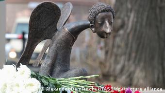 Скульптура в Санкт-Петербурге в память о погибших от ковида медработниках