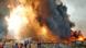 Chamas enormes e fumaça encobrem abrigos em incêndio em campos de refugiados da etnia rohingya em Bangladesh. Chamas enormes e fumaça encobrem abrigos em incêndio em campos de refugiados da etnia rohingya em Bangladesh.