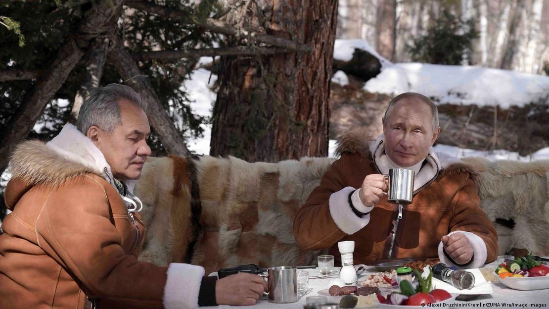 Ο Σεργκέι Σοϊγκού γευματίζει με τον πρόεδρο Πούτιν στην Τούβα της Νότιας Σιβηρίας