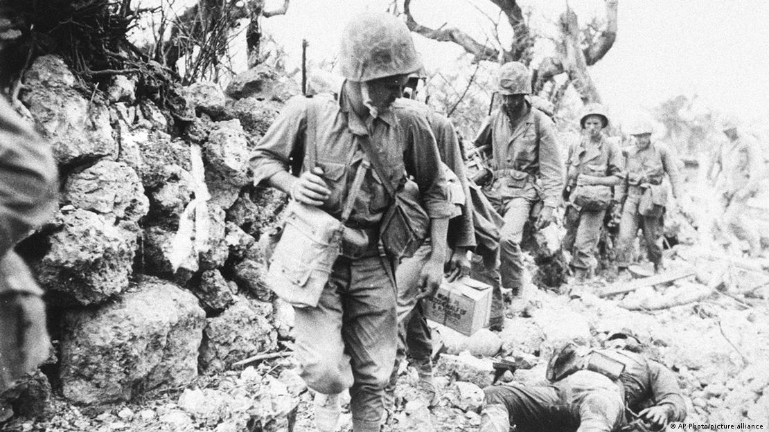 Fotografía sin fecha donde soldados estadounidenses caminan entre escombros y cadáveres, en la isla japonesa de Okinawa en 1945. Fotografía sin fecha donde soldados estadounidenses caminan entre escombros y cadáveres, en la isla japonesa de Okinawa en 1945.