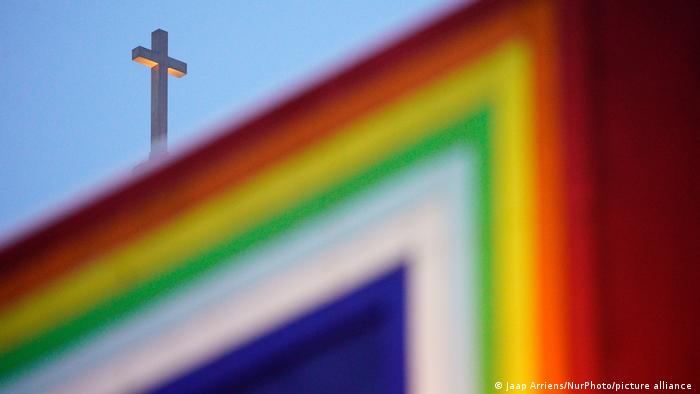 Polen Regenbogenfarben und Kreuz in Warschau