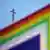 Кръст във Варшава се извисява над цветовете на ЛГБТИ-общността