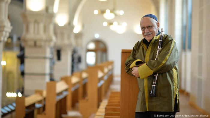 Klarinettist Giora Feidman steht in einer Synagoge in Berlin 