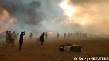 *** Dieses Bild ist fertig zugeschnitten als Social Media Snack (für Facebook, Twitter, Instagram) im Tableau zu finden: Fach „Images“ —> Rohingya - Brand im Flüchtlingslager Balukhali Cox's Bazar*** 23.03.21 ***Refugees stand amidst smoke after a fire broke out at a Rohingya refugee camp in Cox's Bazar, Bangladesh, March 22, 2021. REUTERS/Stringer NO RESALES. NO ARCHIVES