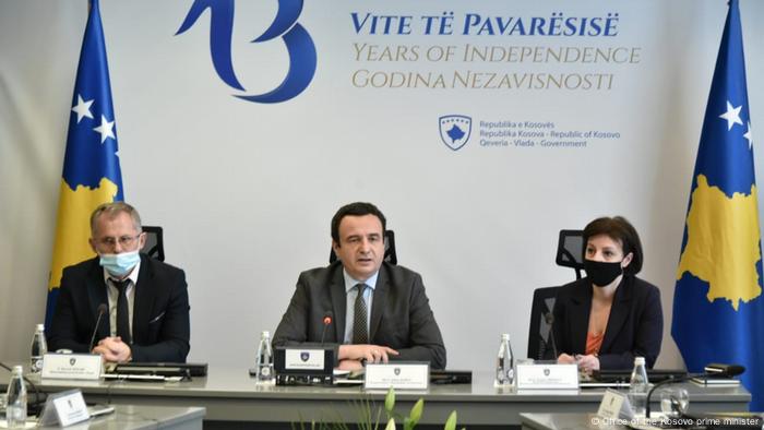 Kosovo Premierminister Albin Kurti und stellvertretende Ministerpräsidenten Besnik Bislimi und Donika Gervalla