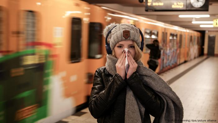 Junge Frau mit Taschentuch