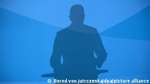 Der Schatten von Jens Spahn (CDU), Bundesgesundheitsminister, ist bei einer Pressekonferenz in seinem Ministerium auf eine blaue Wand geworfen. Der Minister stellte die neue Rechtsverordnung zur Versorgung von Risikogruppen mit FFP2-Masken vor. Die Zahl der binnen 24 Stunden gemeldeten Todesfälle im Zusammenhang mit dem Coronavirus hat einen neuen Höchststand erreicht.