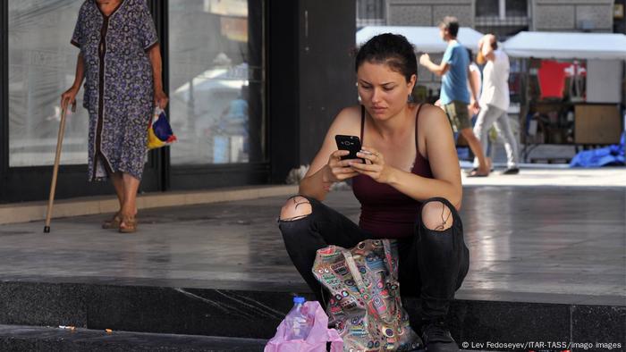 Looking for clicks? Street scene in Belgrade.