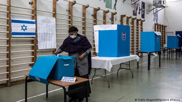 Woman votes in Israeli polls