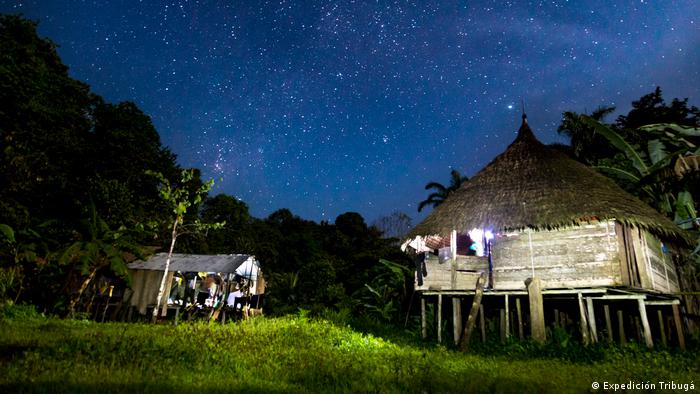 Una cabaña de los embera bajo una noche estrellada. 