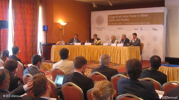 Teilnehmer an dem ersten Tag einer Konferenz über Solarenergie im großen Umfang in der MENA Region