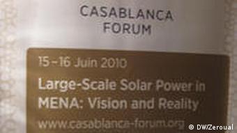 Das Konferenzbanner über Solarenergie im großen Umfang in der MENA Region