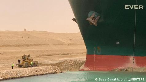 Containerschiff im Suezkanal verkantet