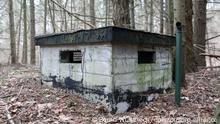 23/03/2021 Ein Teil des Schutzbunkers für die SED-Bezirksleitung Neubrandenburg in einem Waldstück. Die Anlage wird am 25.03.2021 von der Deutschen Grundstücksauktionen AG (Berlin) versteigert. Das Mindestgebot für etwa 280 Quadratmeter Bunkernutzfläche samt 5000 Quadratmeter mit Stacheldraht gesichertem Forst soll bei 7000 Euro liegen. Bei der Versteigerung, die wegen der Corona-Beschränkungen via Internet stattfindet, kommen 78 Immobilien vor allem aus Ostdeutschland zum Aufruf.