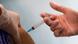 Укол у плече, за допомогою якого робиться щеплення від коронавірусу Укол у плече, за допомогою якого робиться щеплення від коронавірусу
