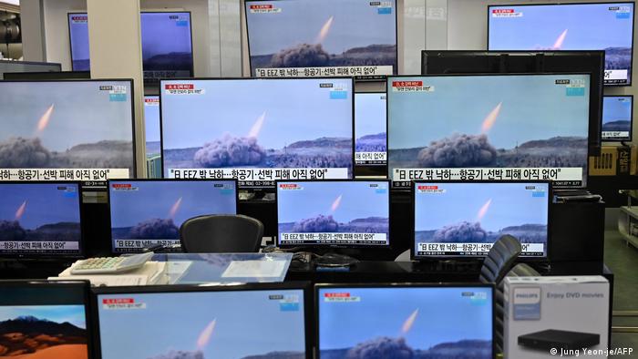 Seoul I Fernseher zeigen eine startende Rakete 