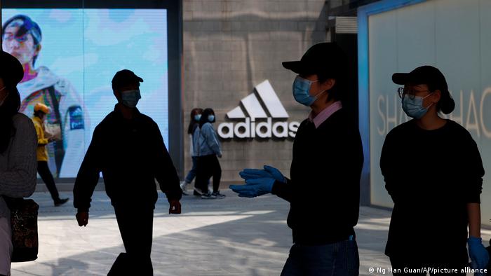 阿迪达斯以前曾多次表明反对强迫劳动和让监狱犯人参与生产的立场，并坚持要求供应商提供相应的保证。