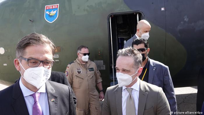 Heiko Maas near the plane that brought him and a pair of other European foreign ministers to Libya 