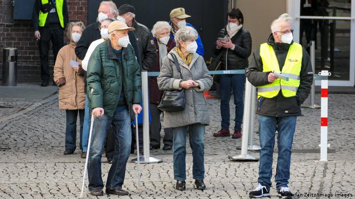 مواطنون ألمان أمام مركز للتطعيم في برلين (أرشيف)