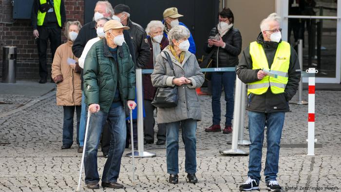 Idosos esperam em fila de vacinação em Berlim