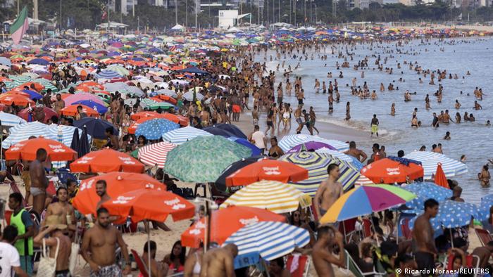 Salgına rağmen Şubat ayında bile Rio de Janeiro'daki Leblon plajı kalabalıktı