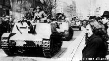 Panzer in den Straßen der jugoslawischen Hauptstadt Belgrad am 27.03.1941, zwischen Menschen, die gegen den unterzeichneten Dreimächtepakt demonstrieren. Nach der Unterzeichnung des Beitritts von Jugoslawien zum Dreimächtepakt am 25.03.1941 kam es in der jugoslawischen Hauptstadt Belgrad zu schweren Unruhen nach dessen Verlauf die Unterzeichnung am 27.03.1941 wieder aufgehoben wurde. Foto: Tanjug-Foto +++(c) dpa - Report+++