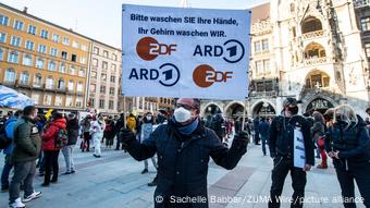 Πολιτικός της AfD με πλακάτ διαμαρτυρίας Πολιτικός της AfD με πλακάτ διαμαρτυρίας