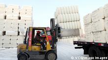 *** Dieses Bild ist fertig zugeschnitten als Social Media Snack (für Facebook, Twitter, Instagram) im Tableau zu finden: Fach „Images“ —> Xinjiang - Uighuren/Baumwollanbau *** 25.03.21 ***URUMQI, CHINA - DECEMBER 23: A worker operates a forklift truck to load bales of cotton onto a truck at a cotton warehouse on December 23, 2020 in Urumqi, Xinjiang Uygur Autonomous Region of China. PUBLICATIONxINxGERxSUIxAUTxHUNxONLY Copyright: xVCGx CFP111311595240