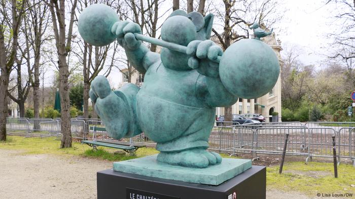 Cat invasion in Paris: artist Phillippe Geluck's art hits the Champs-Elysées