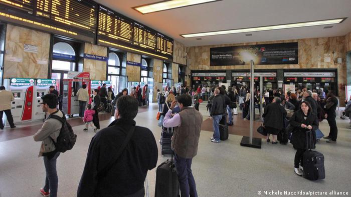 ایستگاه شهر بولونیای ایتالیا و مونپارناس پاریس در فرانسه مشترکا در رتبه دهم جای گرفته‌اند. ایتسگاه بولونیا در سال ۱۸۶۴ افتتاح شده و دارای ۲۰ سکو است. روزانه ۸۰۰ قطار در این ایستگاه تردد می‌کنند و سالانه میزبان ۵۸ میلیون مسافر است.