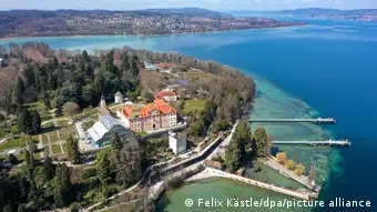 An aeriel image of the island of Mainau showing lake Constance and a castle.