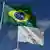 Bandeiras do Brasil e do Mercosul tremulando