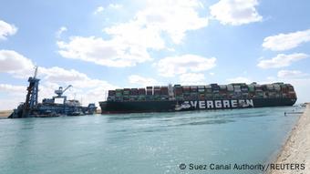 L'Ever Given bloqué sur le canal pèse plus de 220.000 tonnes L'Ever Given bloqué sur le canal pèse plus de 220.000 tonnes