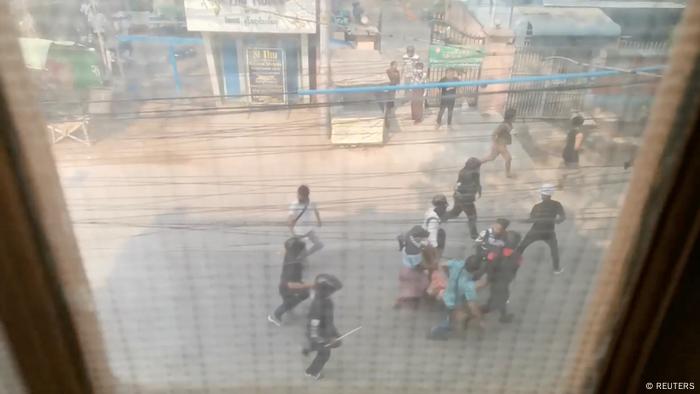 In Mandalay versuchen Demonstranten, einen Verletzten vor weiter angreifenden Polizisten in Sicherheit zu bringen In Mandalay versuchen Demonstranten, einen Verletzten vor weiter angreifenden Polizisten in Sicherheit zu bringen