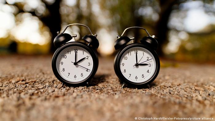 Два одинаковых будильника, показывающих время с разницей в один час