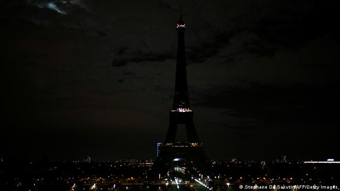 Blick über Paris bei Nacht mit unbeleuchtetem Eiffelturm 