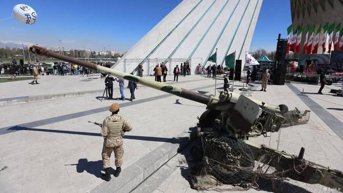 Iran Teheran Risse in Azadi Turm